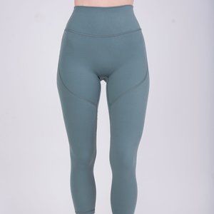 ptula the shelby legging : 23" - basil